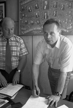 Zbigniew Krzyżanowski (z prawej), ku zadowoleniu działaczy, podpisał umowę z BKS.  /  TOMASZ WOLFF