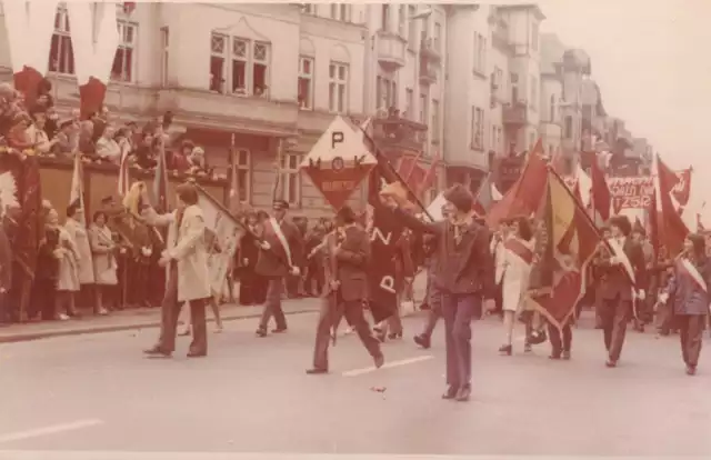 Uczestnicy pochodu pierwszomajowego na początku lat 80. maszerują przed trybuną honorową przy al. Wyzwolenia w Wałbrzychu