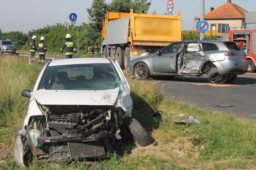 AKTUALIZACJA: Zderzenie 3 samochodów. Matka z 2 dzieci w szpitalu! [ZDJĘCIA]