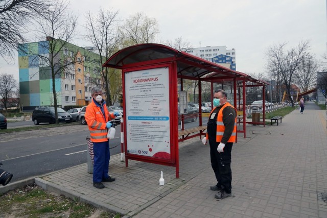 Rozpoczęła się dezynfekcja przystanków autobusowych w Legnicy.