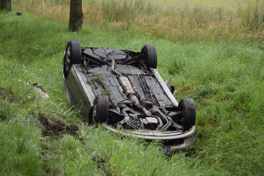 Wypadek w Skarszewie. Auto dachowało w rowie