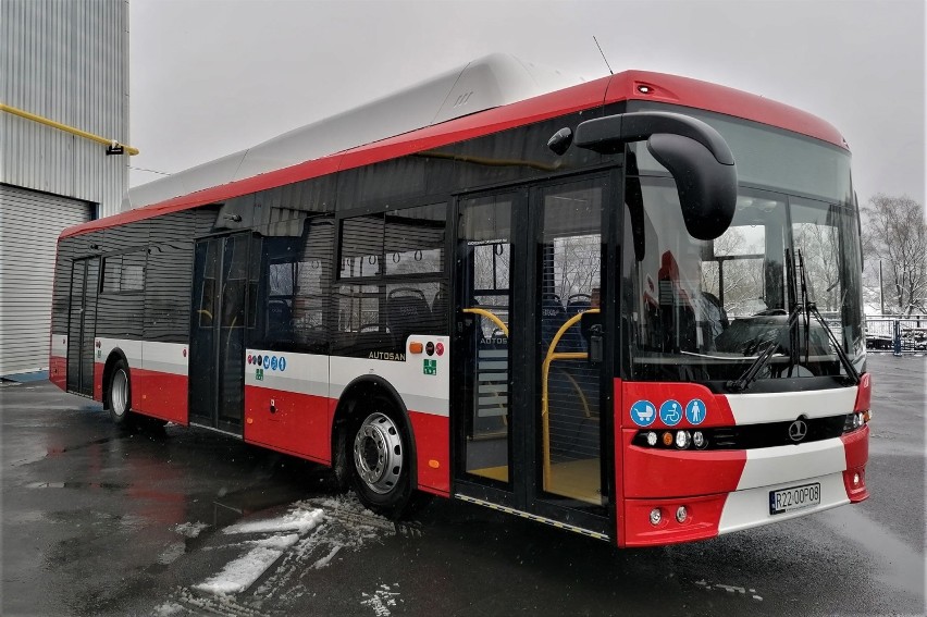 Autobusy elektryczne z Autosanu będą jeździć w Częstochowie. Halę produkcyjną sanockiej fabryki opuściły pierwsze pojazdy [ZDJĘCIA]