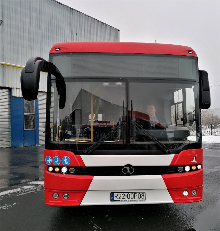 Autobusy elektryczne z Autosanu będą jeździć w Częstochowie. Halę produkcyjną sanockiej fabryki opuściły pierwsze pojazdy [ZDJĘCIA]