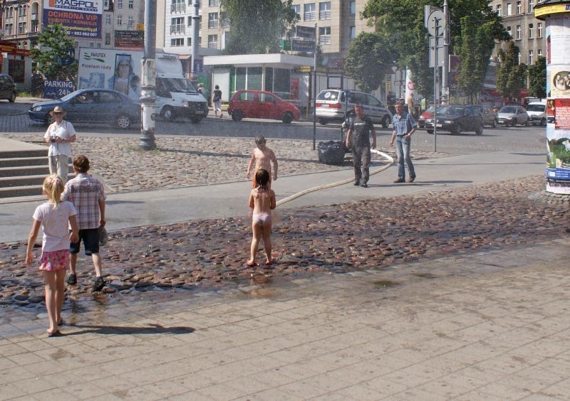 Kurtyny wodne chłodzą poznaniaków [ZDJĘCIA, WIDEO]