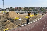Jak zmienia się modernizowany stadion w Chojnicach. Prace przy instalacji murawy idą pełną parą [zdjęcia]
