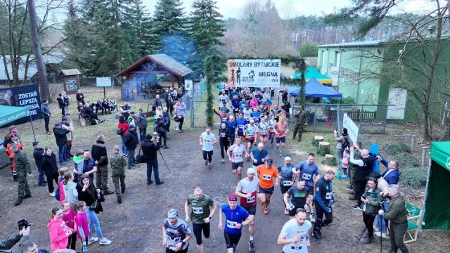 Ponad 100 biegaczy wzięło udział w Biegu Tropem Wilczym w Smolarach Bytnickich.