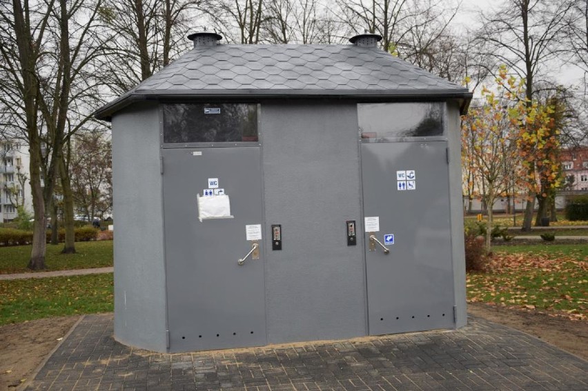 Toaleta w parku Ostrowskiego w Chodzieży jest już dostępna, ale nie każdy o niej wie