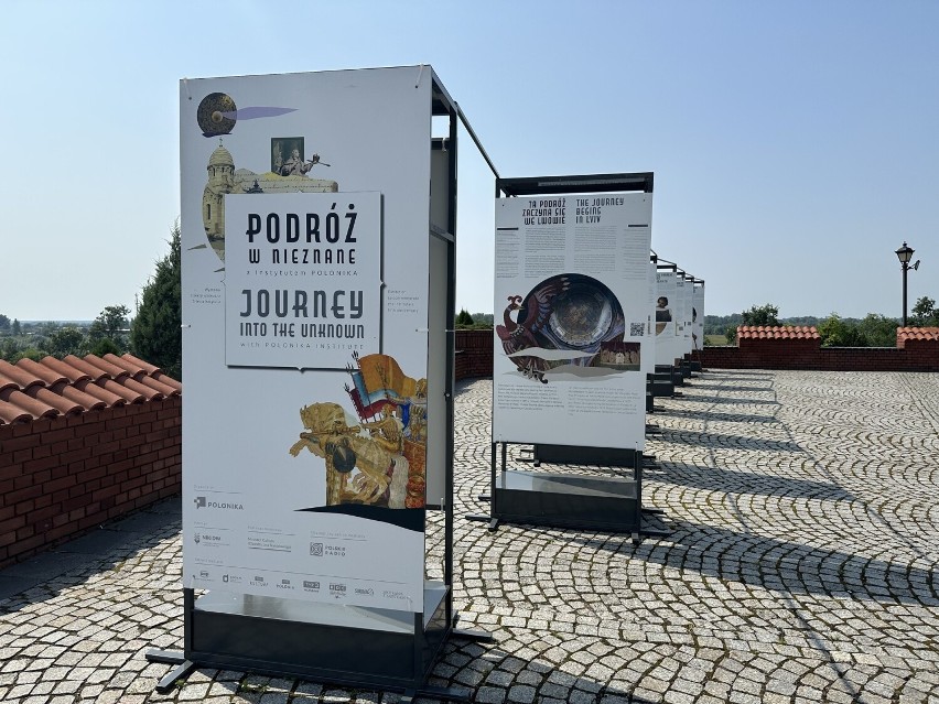 „Podróż w nieznane z Instytutem Polonika” – plenerowa wystawa i spotkanie z Muzeum Zamkowym w Sandomierzu. Zobacz zdjecia