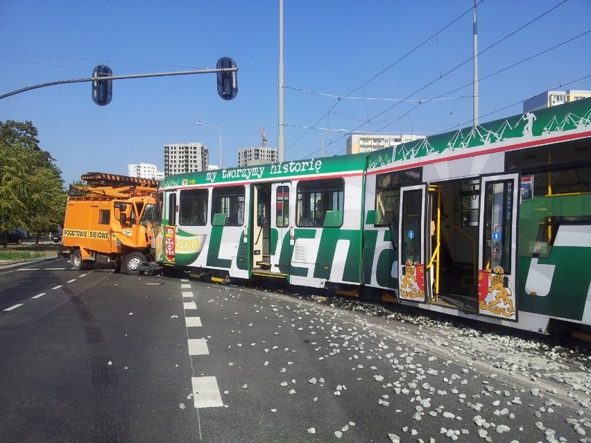 Linia tramwajowa na Morenę uszkodzona. Tramwaj wjechał w wóz techniczny [ZDJĘCIA]