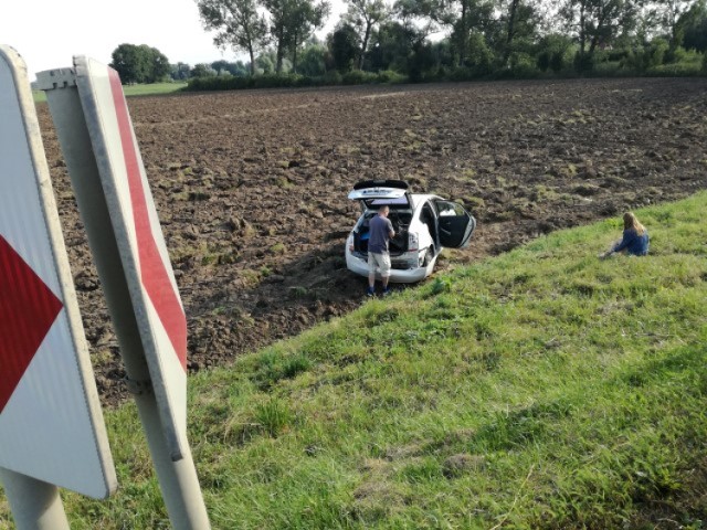 Gmina Nowy Dwór Gdański. Uwaga kierowcy. Utrudnienia na krajowej "siódemce" w okolicach miejscowości Solnica. Samochód zjechał z drogi i wjechał na pole.