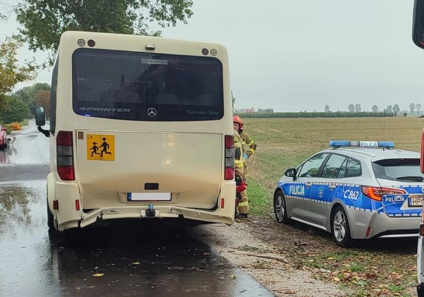 Autokarem w gminie Osięciny podróżowało 18 uczniów i dwójka...