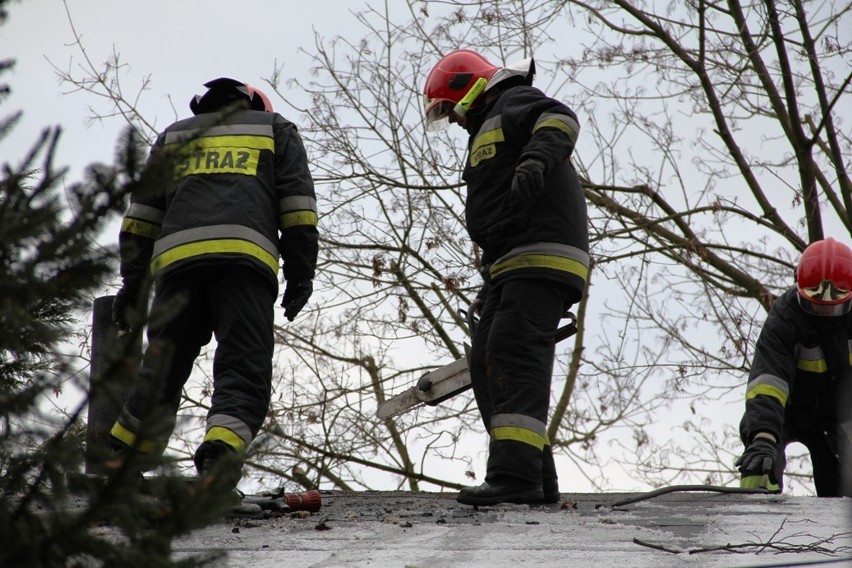 Strażacy gasili pożar poddasza w Gorzycku Starym
