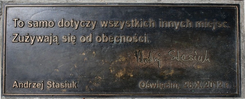 Tablica Andrzeja Stasiuka w oświęcimskiej Alei Pisarzy