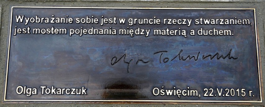 Tablica Olgi Tokarczuk w oświęcimskiej Alei Pisarzy