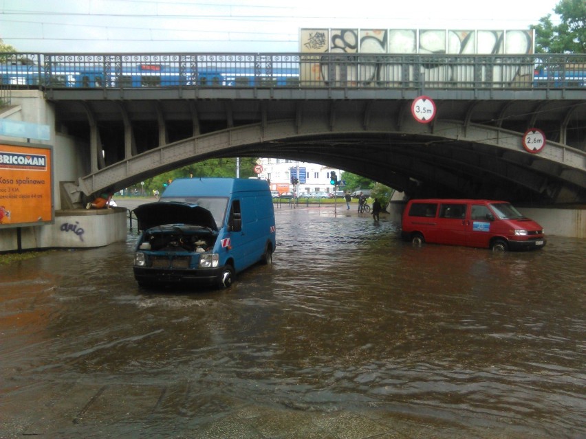 Zablokowany był przejazd pod wiaduktem na al. Hallera. Tramwaje już kursują [zdjęcia]