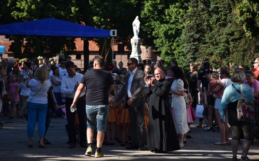 Malbork. Jarmark św. Jana z procesją odpustową i występami na scenie przy kościele 