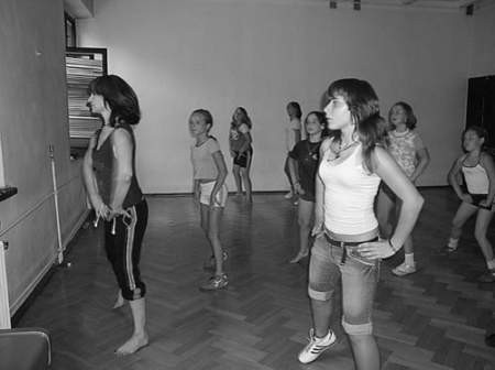 Genowefa Gajewska prowadzi zajęcia taneczne w ośrodku kultury.
