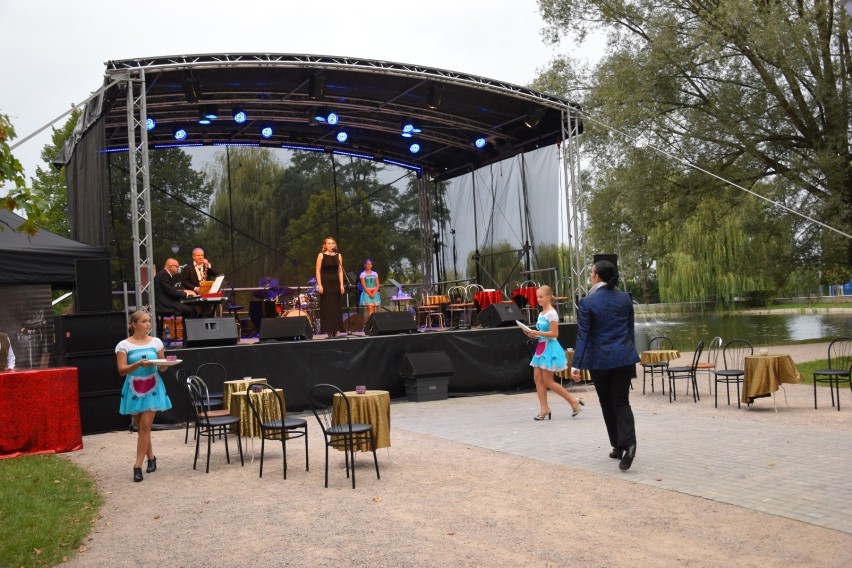 Pierwszy koncert Letniego Festiwalu Kulturalnego Leżaki 2020 w Zduńskiej Woli w niedzielę na wyspie