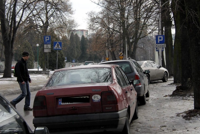 Miasteczko akademickie w Lublinie: Kierowcy bezkarnie stają na chodniku (ZDJĘCIA)