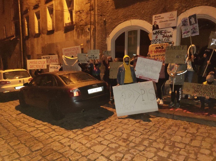 Protestujący poszli "przeprosić" senatora Aleksandra Szweda