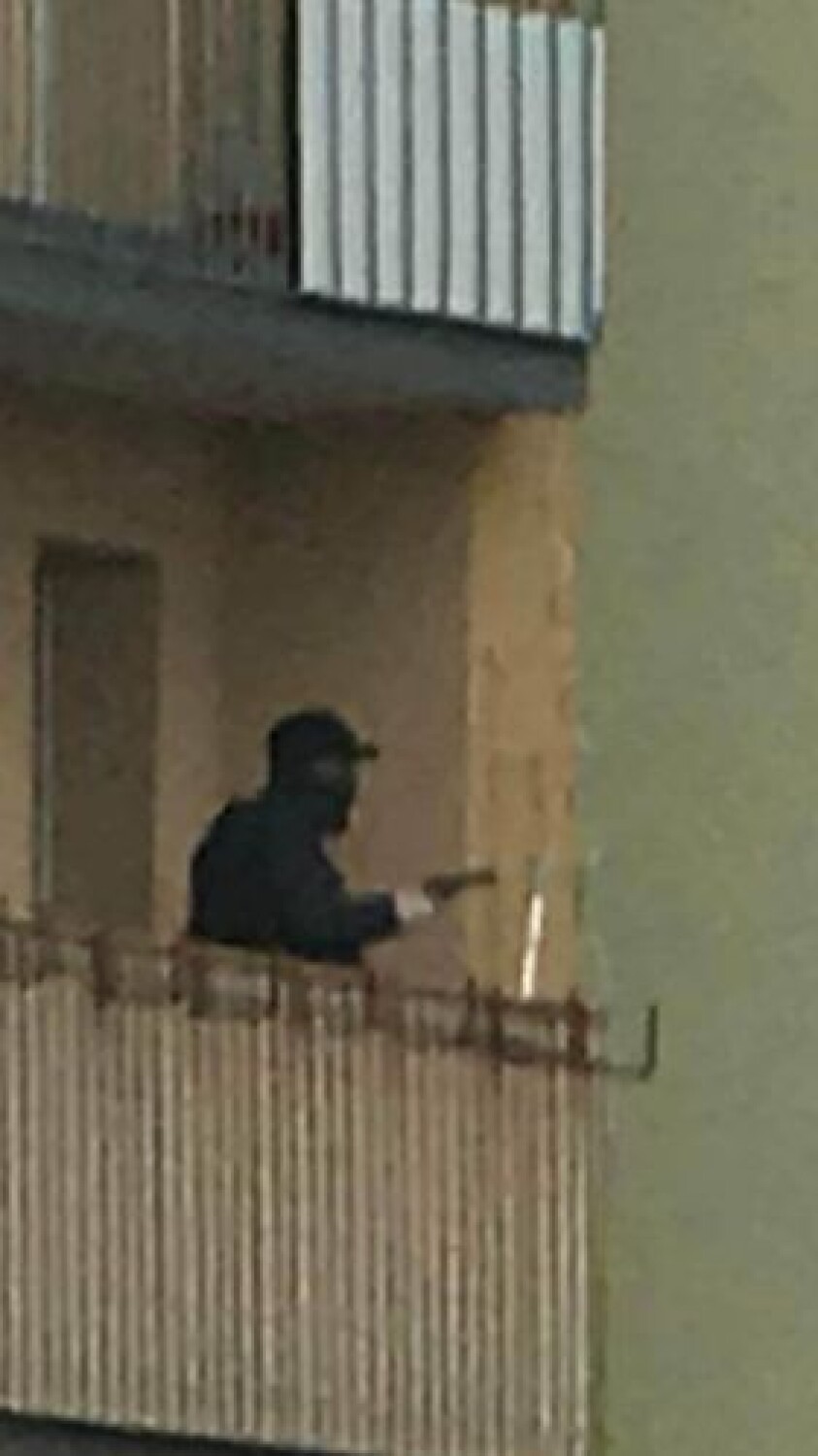 Legnica. 13-latek strzelał z pistoletu do uczniów. Stał na balkonie i celował w okna szkoły. Zobacz FILM