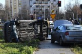 Dramatyczny wypadek w centrum Kielc. Jedno z aut dachowało. Zobaczcie zdjęcia i film