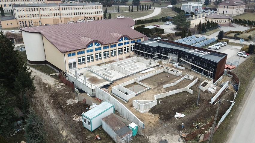 Budowa basenów mineralnych w Kazimierzy Wielkiej – jedynego takiego w Polsce - zmierza ku końcowi. Tak wygląda z lotu ptaka [ZDJĘCIA]