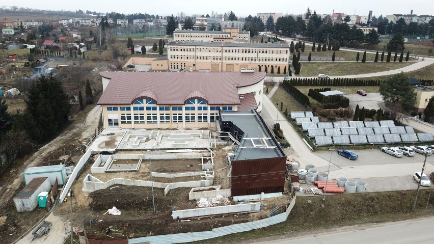 Budowa basenów mineralnych w Kazimierzy Wielkiej – jedynego takiego w Polsce - zmierza ku końcowi. Tak wygląda z lotu ptaka [ZDJĘCIA]