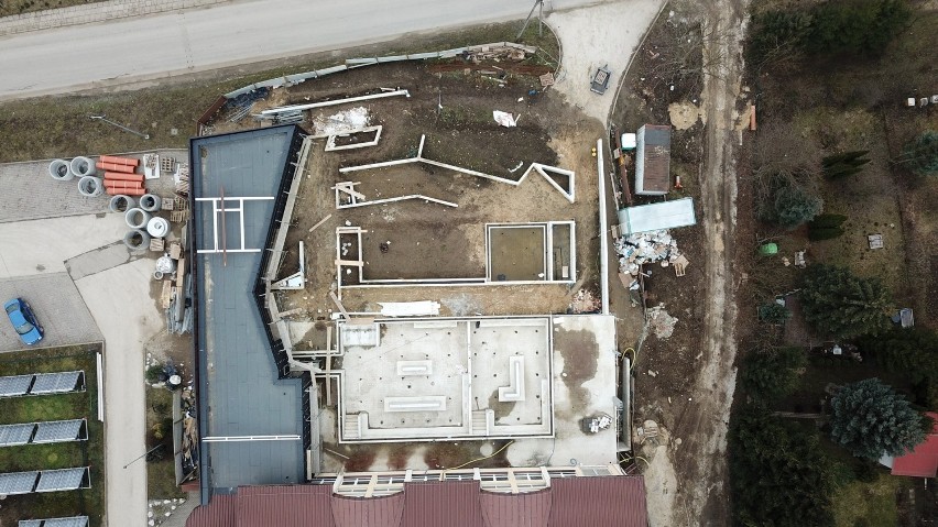 Budowa basenów mineralnych w Kazimierzy Wielkiej – jedynego takiego w Polsce - zmierza ku końcowi. Tak wygląda z lotu ptaka [ZDJĘCIA]