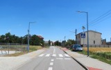 Dwie inwestycje poprawiające bezpieczeństwo pieszych w Miejskiej Górce i Dąbrowie zakończone. Nowe przejścia dla pieszych i oświetlenie