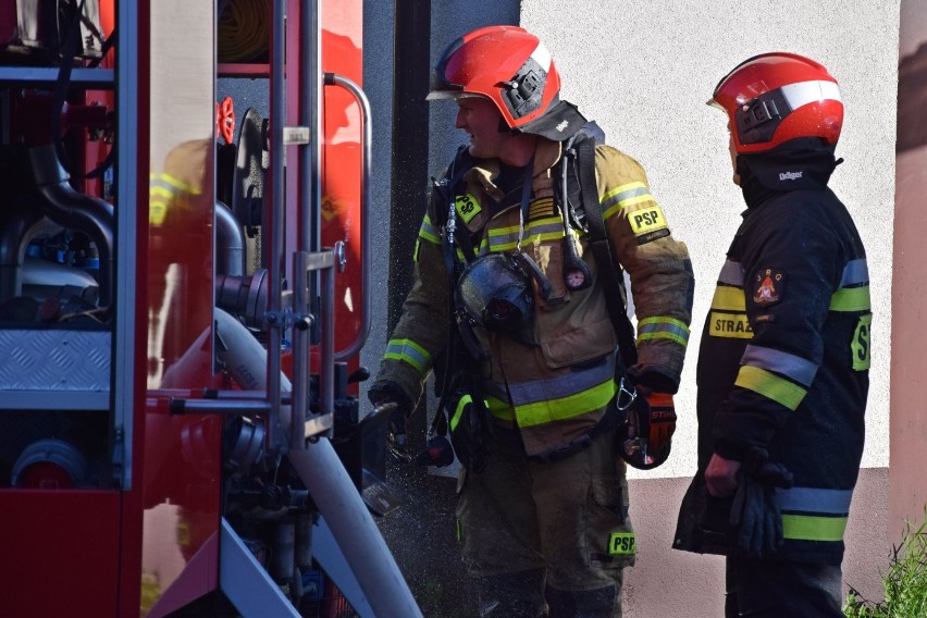 Miastko. Trwa akcja gaszenia pożaru przy ulicy Małopolskiej. Jedna osoba została ewakuowana (FOTO+VIDEO)