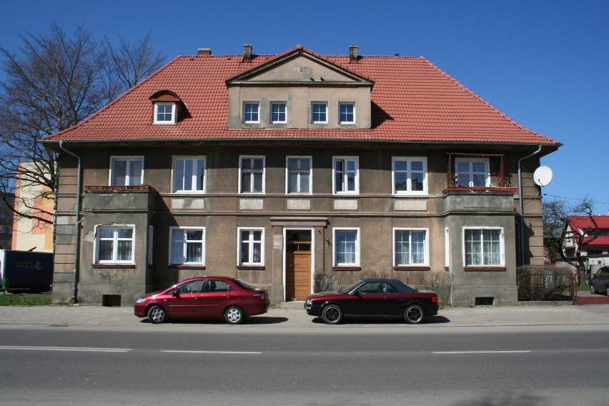 W tym domu przy ul. Lechickiej mieszkał Tadeusz Ozga przewodniczący MRN w latach 1958 - 1963, a także Klaudiusz Górski pionier koszalińskiej oświaty i działacz społeczny