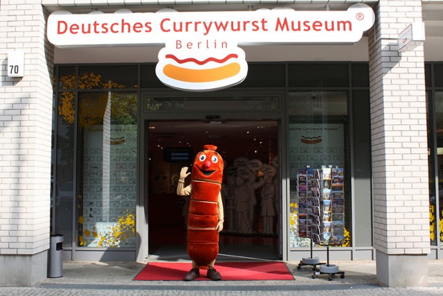 Muzeum Kiełbaski Curry, Berlin, Niemcy

To muzeum zostało założone w 2009 roku, a jest poświęcone najpopularniejszemu niemieckiemu fast foodowi. W Die Currywurst Museum można obejrzeć interaktywną ekspozycję podzieloną na pięć działów. W jednym z nich przez słuchawki w kształcie kiełbasek można posłuchać o historii tej przekąski, w kolejnym znajduje się kino, w jeszcze innym można podziwiać wielką sofę w kształcie kiełbasy z musztardą i frytkami.

Więcej na: http://currywurstmuseum.com/  

