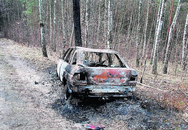 Samochód został spalony kilka dni temu przez czterech mężczyzn