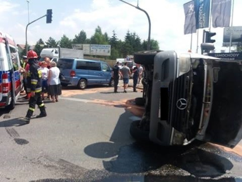 Wypadek w Wieliczce. Zderzenie busa z samochodem osobowym na...