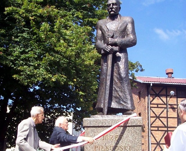 2002. Odsłonięcie pierwszej wersji pomnika Józefa Piłsudskiego w Szczecinku
