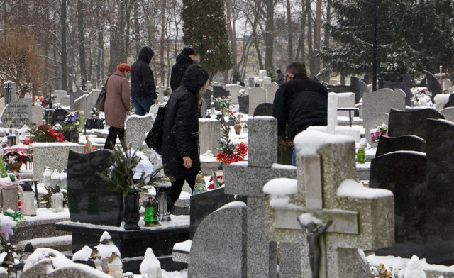 Zimowa aura zawitała do Grudziądza co widać na grudziądzkim cmentarzu parafialny. W Wigilię grudziądzanie odwiedzali groby najbliższych