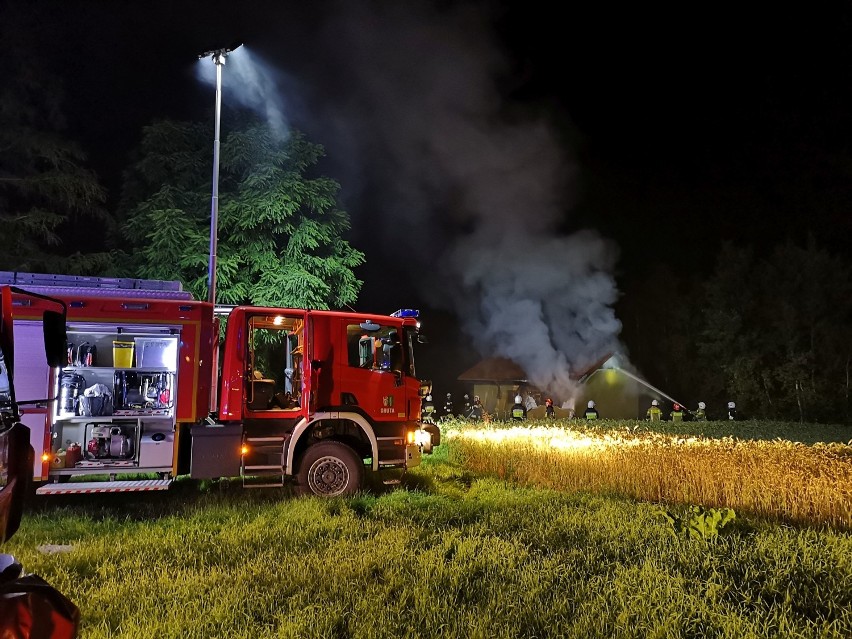 Pożar domu w Dąbrówce Królewskiej w powiecie grudziądzkim. Z ogniem walczyło siedem zastępów straży pożarnej [zdjęcia]