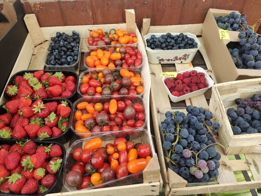 Jesień na straganach. Pachnące warzywa i owoce na Małym Rynku. Co dokładnie kupimy we wrześniu?