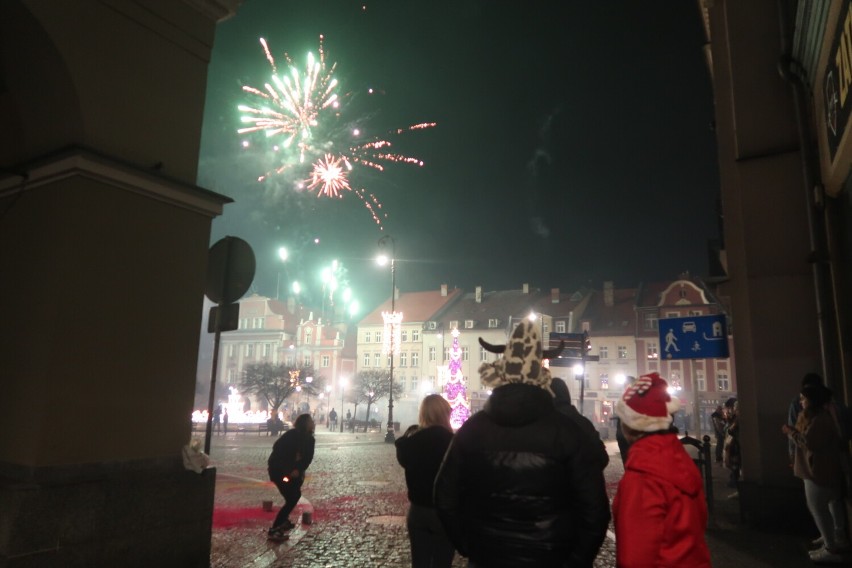 Wałbrzyszanie powitali Nowy Rok 2024 na Rynku. Niebo rozbłysło feerią barw - zdjęcia!
