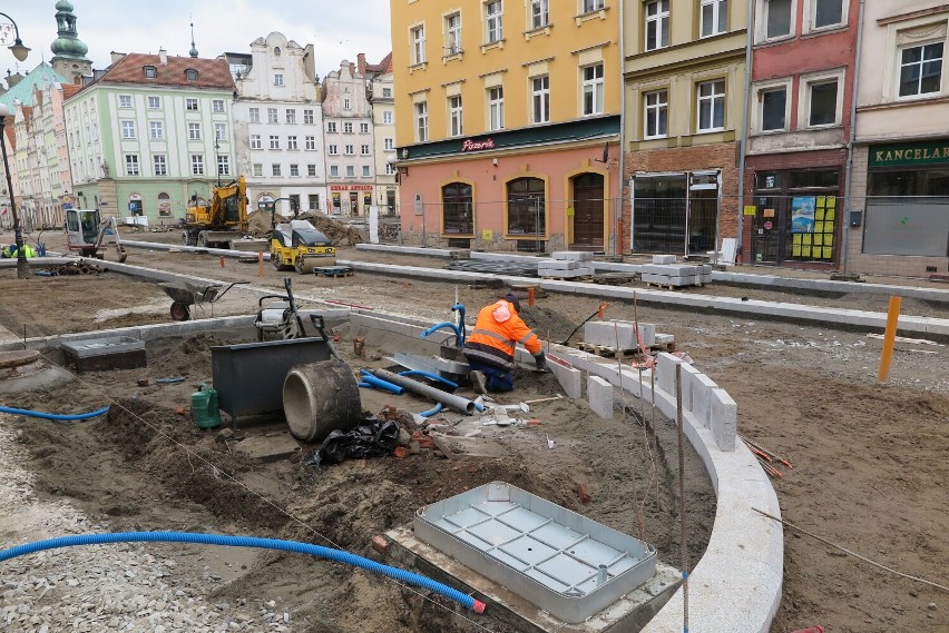 Trwa remont kolejnej części rynku w Nysie. Prace mają...