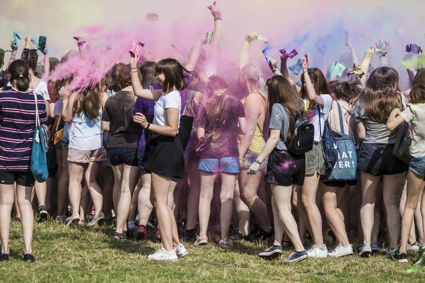 Festiwal Kolorów powrócił na Ursynów. Tłum ludzi zmienił się w wielobarwny korowód! [ZDJĘCIA] 