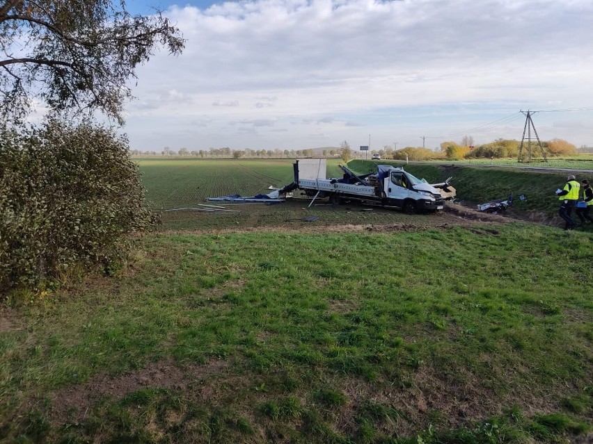 Wichura zdmuchnęła z drogi TIR-a w  Rusku koło Strzegomia,...