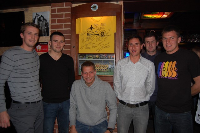 Piłkarze (od lewej): Bartosz Tatarczuk, Mateusz Toporkiewicz, Przemysław Kostuch, Maciej Szymański, Paweł Politowski, Adrian Kochanek