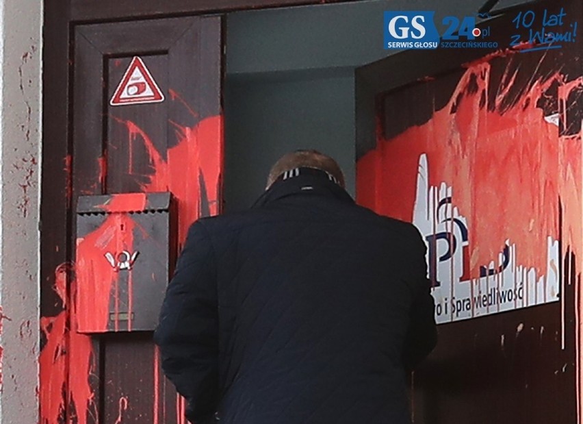 Atak na siedzibę partii PiS w Szczecinie. "To mowa nienawiści" 