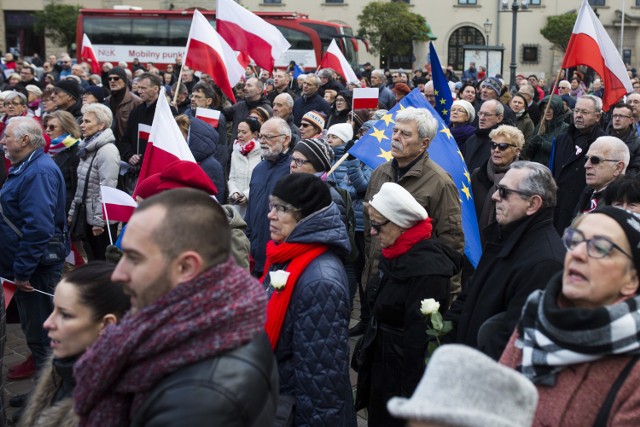 Opozycja zebrała się w sobotę, 11 listopada na pl. Szczepańskim w Krakowie