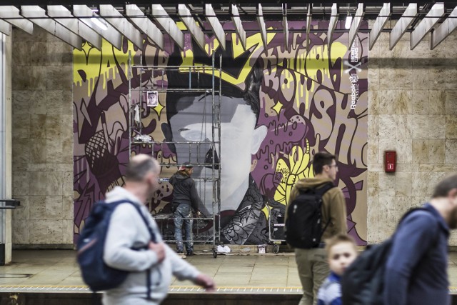 Tajemnicze murale na stacji PKP Warszawa Śródmieście. Wyjaśniamy skąd się wzięły [ZDJĘCIA]