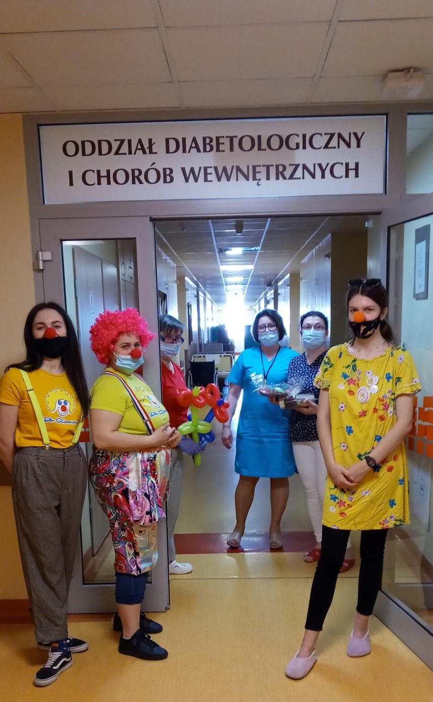 Fundacja Dr Clown podziękowała sieradzkim pielęgniarkom z okazji ich święta (zdjęcia)