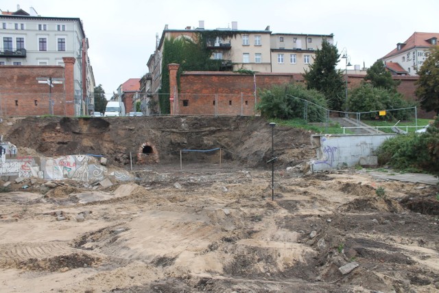 Tak w piątek wyglądał wykop u wylotu ul. Łaziennej. Widać wylot XIX-wiecznego kanału burzowego i nawarstwienia nabrzeża.