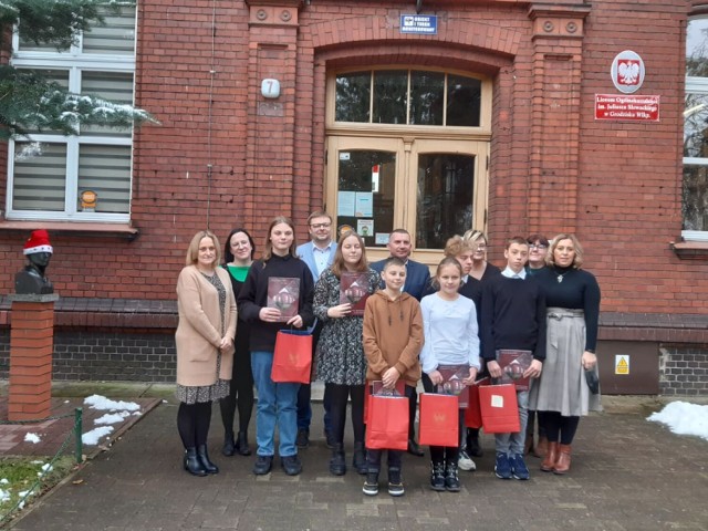 VI konkurs wiedzy o powiecie grodziskim. Finaliści i laureaci odebrali nagrody